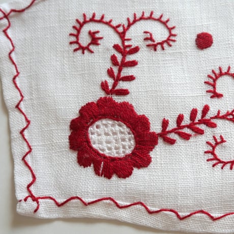 パンを包む布（赤い椿の花）／ヴィアナ・ド・カステロ刺繍