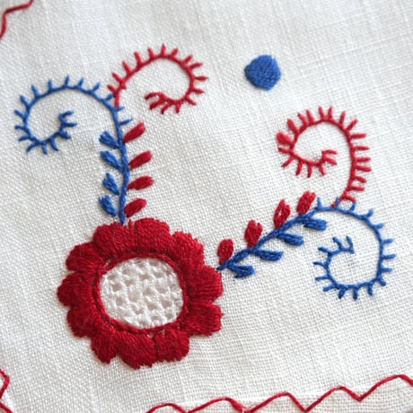パンを包む布（トリコロールの椿の花）／ヴィアナ・ド・カステロ刺繍
