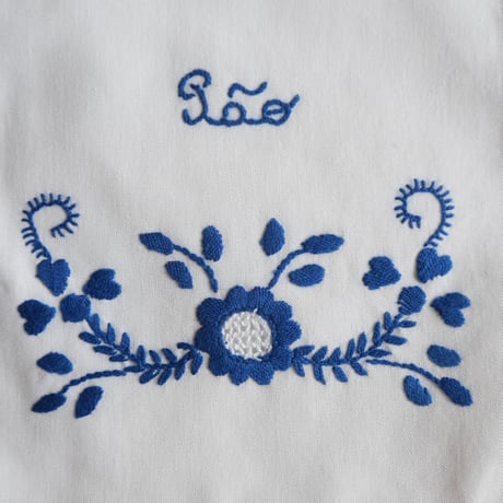 ヴィアナ・ド・カステロ刺繍のパン袋（椿／青）