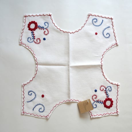 パンを包む布（トリコロールの椿の花）／ヴィアナ・ド・カステロ刺繍