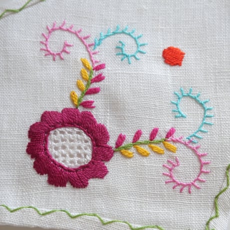 パンを包む布（濃いピンクの椿の花）／ヴィアナ・ド・カステロ刺繍