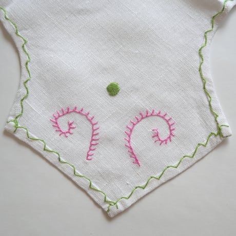 パンを包む布（濃いピンクの椿の花）／ヴィアナ・ド・カステロ刺繍