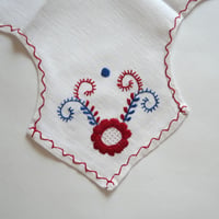 パンを包む布（トリコロールの椿の花）／ヴィアナ・ド・カステロ刺繍