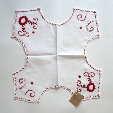 パンを包む布（赤い椿の花）／ヴィアナ・ド・カステロ刺繍