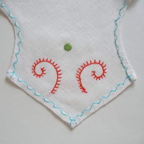 パンを包む布（ピンクの椿の花）／ヴィアナ・ド・カステロ刺繍