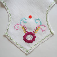 パンを包む布（濃いピンクの椿の花）／ヴィアナ・ド・カステロ刺繍