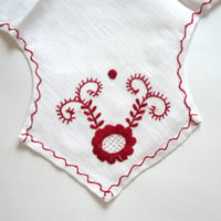 パンを包む布（赤い椿の花）／ヴィアナ・ド・カステロ刺繍
