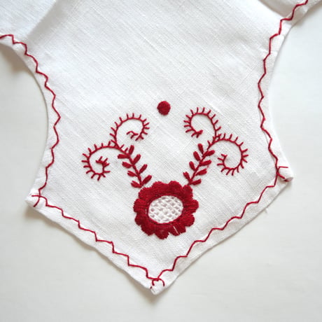 パンを包む布（赤い椿の花）／ヴィアナ・ド・カステロ刺繍