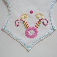 パンを包む布（ピンクの椿の花）／ヴィアナ・ド・カステロ刺繍