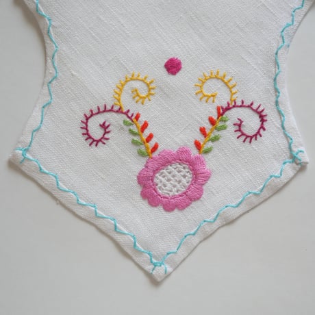 パンを包む布（ピンクの椿の花）／ヴィアナ・ド・カステロ刺繍