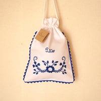 ヴィアナ・ド・カステロ刺繍のパン袋（椿／青）