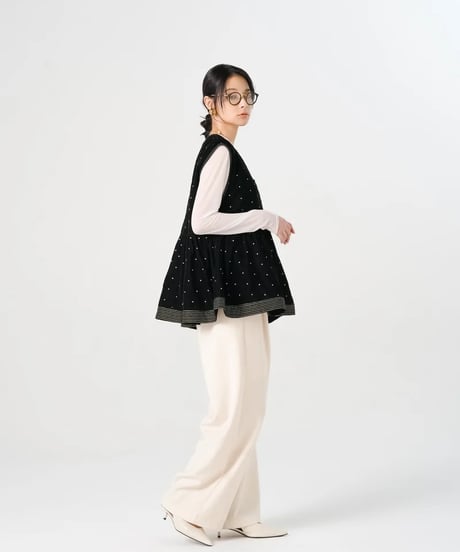 【torrazzo donna（トラッゾドンナ）】インド刺繍ベロアペプラムトップス