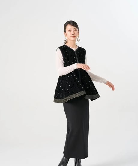 【torrazzo donna（トラッゾドンナ）】インド刺繍ベロアペプラムトップス