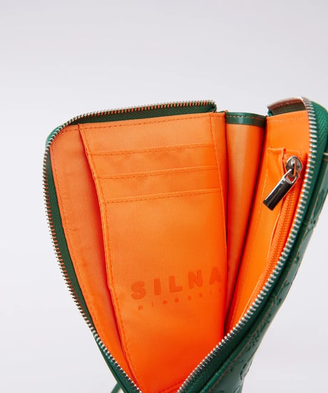 【SILNA minacolo（シルナミナコロ）】型押し携帯ケース L