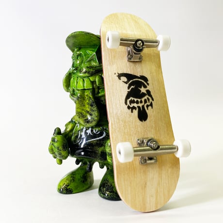 arttoy: Graffiti SK8ER 09 + Skateboard