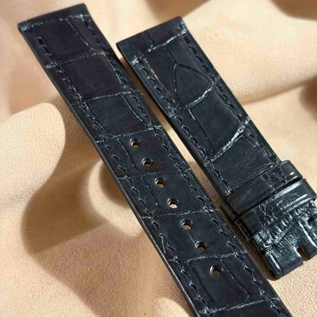 cro-2160 クロコダイル  腕時計ベルト ブラック（ダークグレーの様な色です） (ラグ幅20 mm - バックル幅18 mm)