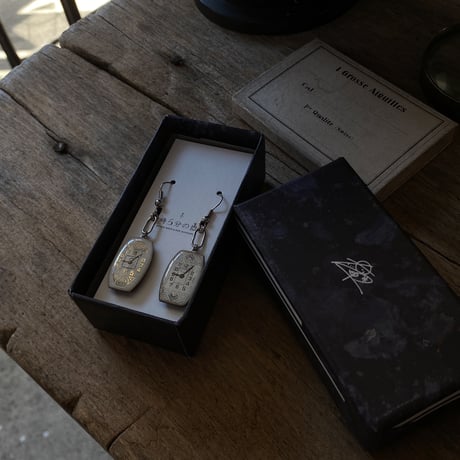 【new!!】antique tonneau dial hook pierced earrings"egyptian revival style"【K1073】