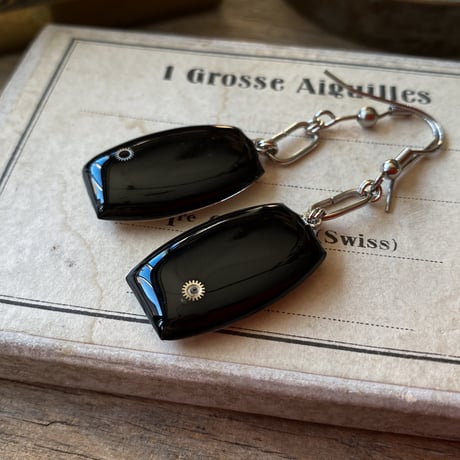 【new!!】antique tonneau dial hook pierced earrings"egyptian revival style"【K1073】