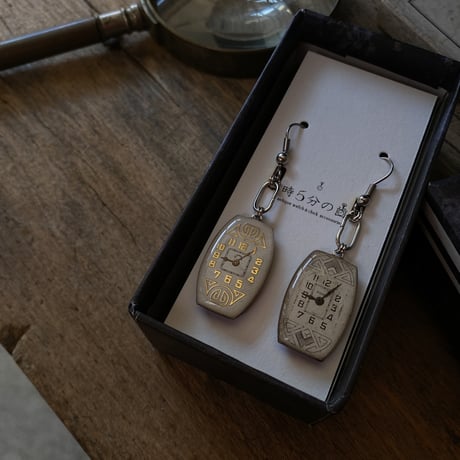 【new!!】antique tonneau dial hook pierced earrings"egyptian revival style"【K1073】