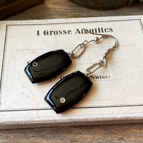 【new!!】antique tonneau dial hook pierced earrings"egyptian revival style"【K1073】