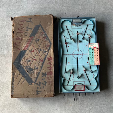 1959年発売 ヨネザワ (米沢玩具) ダイヤモンドホッケーゲーム / ブリキ製選手12体フルセット・外箱＋パック＋鉄製ゴール2個＋スコアボード＋木ピン2本等々付属品完備  良品