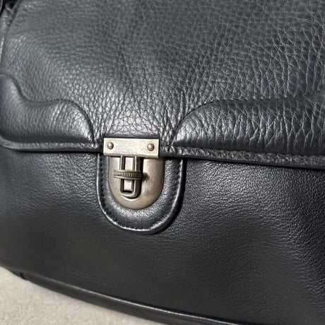 60s-70s ヴィンテージ レザー ショルダーバッグ  ブラック/シルバー金具 本革 フラップバッグ  ターンロック旧金具  日本古道具 japan vintage⁠