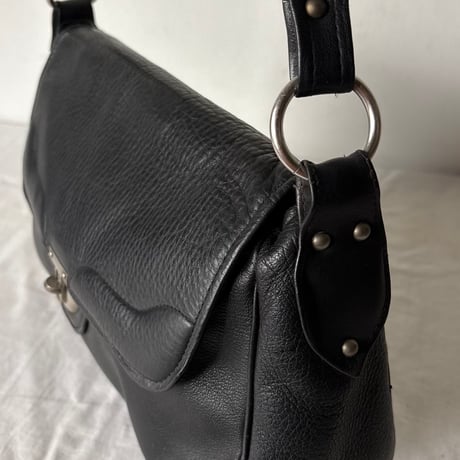 60s-70s ヴィンテージ レザー ショルダーバッグ  ブラック/シルバー金具 本革 フラップバッグ  ターンロック旧金具  日本古道具 japan vintage⁠