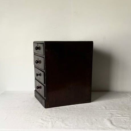 ヴィンテージ  小さめ木製4杯小引き出し 黒摘み ダークブラウン  小さい小引出し 古道具 メンテナンス済 良品