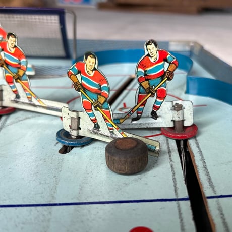 1959年発売 ヨネザワ (米沢玩具) ダイヤモンドホッケーゲーム / ブリキ製選手12体フルセット・外箱＋パック＋鉄製ゴール2個＋スコアボード＋木ピン2本等々付属品完備  良品