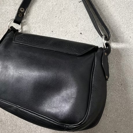 60s-70s ヴィンテージ レザー ショルダーバッグ  ブラック/シルバー金具 本革 フラップバッグ  ターンロック旧金具  日本古道具 japan vintage⁠
