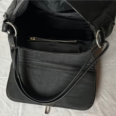 60s-70s ヴィンテージ レザー ショルダーバッグ  ブラック/シルバー金具 本革 フラップバッグ  ターンロック旧金具  日本古道具 japan vintage⁠