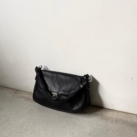 60s-70s ヴィンテージ レザー ショルダーバッグ  ブラック/シルバー金具 本革 フラップバッグ  ターンロック旧金具  日本古道具 japan vintage⁠