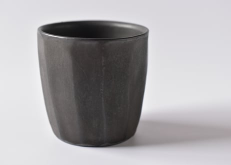 黒釉面取りカップ(高)／馬場勝文
