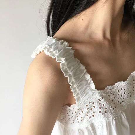 frill flare blouse/2カラー　理恵アイボリー着用