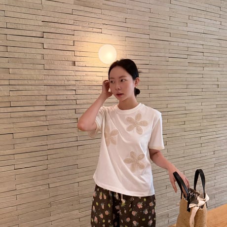 0889 flower motif tee
