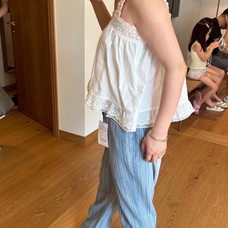 frill flare blouse/2カラー　理恵アイボリー着用