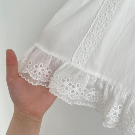 frill flare blouse/2カラー　理恵アイボリー着用
