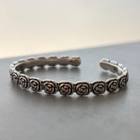 2607BR0144 / Rose Relief Bangle（Silver）