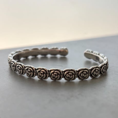 2607BR0144 / Rose Relief Bangle（Silver）