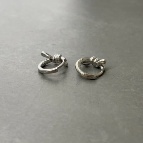 2610PR0863 / Crystal Knot Hoop Pierce（Silver）