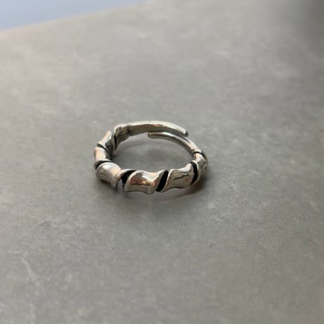 2609RG0840 /  Twisted wave band ring （Silver）