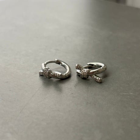 2610PR0863 / Crystal Knot Hoop Pierce（Silver）