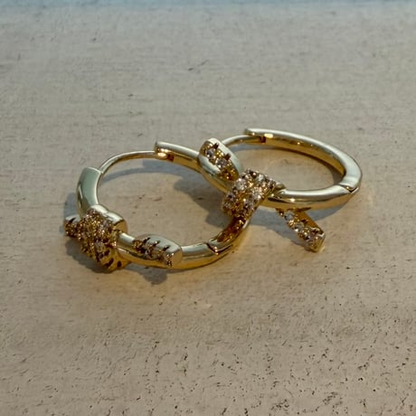 2610PR0865 / Crystal Knot Hoop Pierce#02（Gold）
