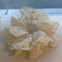 2607HA0096(S)/ Lace Pearl Volume Chouchou（White）