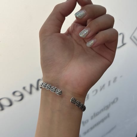 2607BR0144 / Rose Relief Bangle（Silver）
