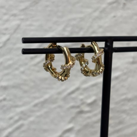 2610PR0864 / Crystal Wrapped Hoop Pierce（Gold）