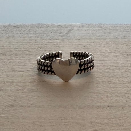 2608RG0828 / Triple line heart motif ring（Silver）