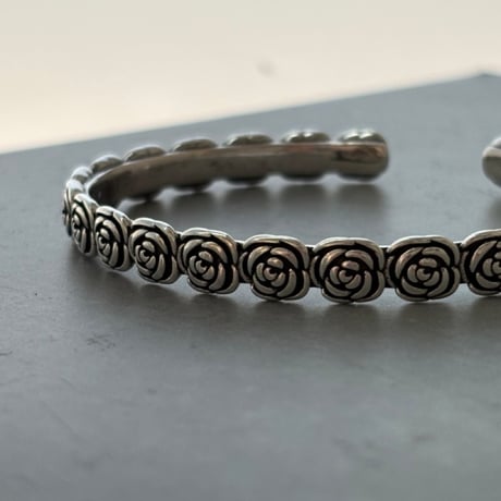 2607BR0144 / Rose Relief Bangle（Silver）