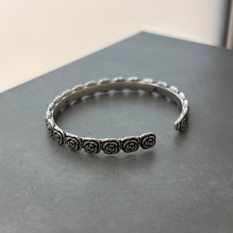 2607BR0144 / Rose Relief Bangle（Silver）