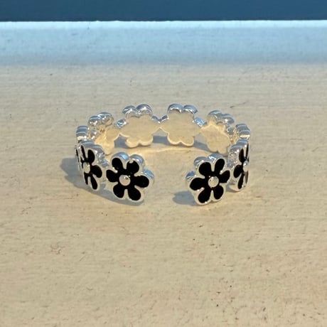 2609RG0837 / Black Flower Motif ring （Silver）